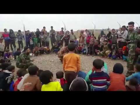 طلبة جامعة اهل البيت عليهم السلام اثناء تقديم المساعدات الى مخيمات النازحين 