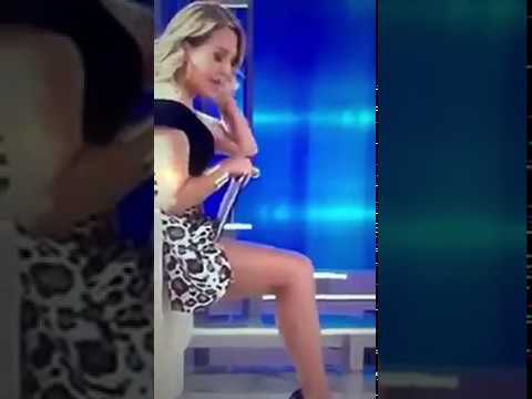 Barbara d'urso si tira su il vestito😍