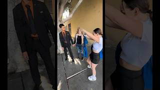 Hombre se prueba vestido frente a su novia 🫣