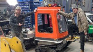 Finishing our rare snow cat live! ￼