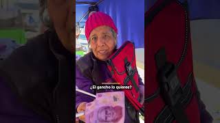 Millonaria regala su dinero a vendedores del Tianguis