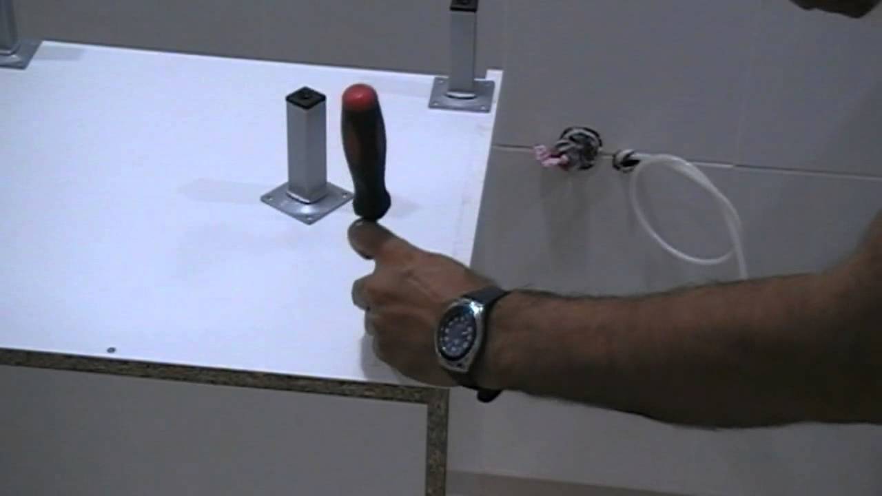 Poner patas a un mueble o armario.