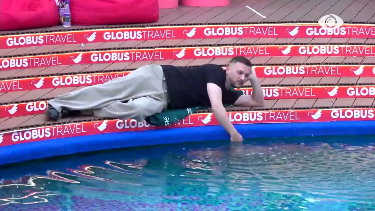 Shëndriti shtrihet pranë pishinës përballë Juelës: Le të jetë uji rruga jonë e komunikimit