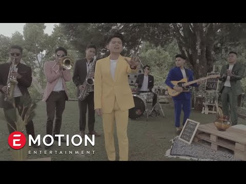 download lagu mp3 mp4 Juicy Luicy Terlalu Tinggi, download lagu Juicy Luicy Terlalu Tinggi gratis, unduh video klip Juicy Luicy Terlalu Tinggi