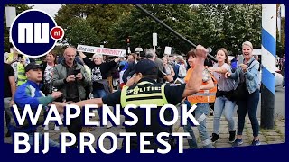 Politie gebruikt wapenstokken bij onrustig protest in Den Haag | NU.nl