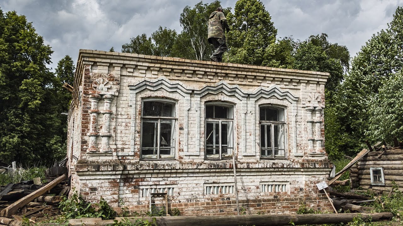 Старинный дом в деревне остался без крыши