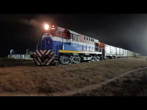 Alco (8247) con un Tren Cargado a su paso por "El Dv. Km 992- A.g.D Beltrán" en plena noche 🚂🌃🇦🇷