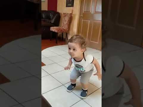 The 18-months old grandson of Maestro Zubin Mehta conducted "Zubin Mehta Orchestra" 😍😍😍