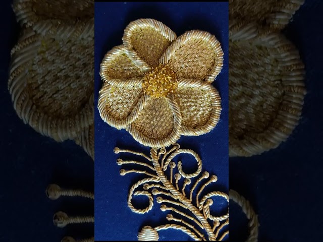 Vídeo relacionado con APLICACIÓN ECLESIÁSTICA METALIZADA BORDADA CÁLIZ Y RAMILLETE 30x30cm (ORO)