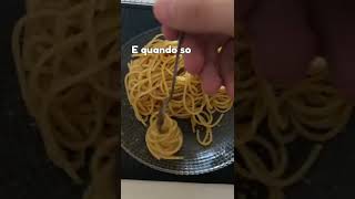 Come mangiate gli spaghetti How do you eat spaghetti #forchetta #cucchiaio #learnitalian #debate