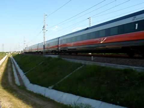 Eurostar Av Frecciarossa nei pressi di Lodi Vecchio in transito