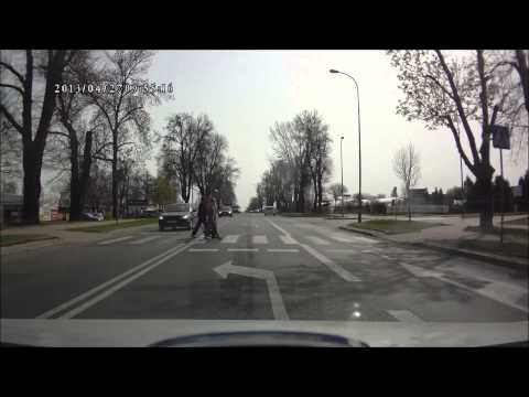 Prawie rozjechał trzy osoby na pasach - wiocha