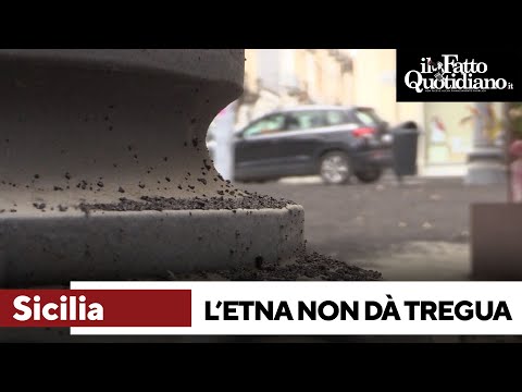Viaggio nella città di Giarre dove l’Etna non dà tregua da settimane: “Mai vista una caduta così”