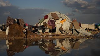 Los desplazados de Gaza sufren fuertes lluvias y frío en tiendas precarias