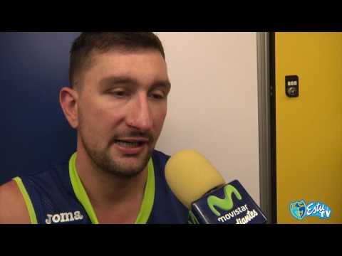 Vestuarios del Movistar Estudiantes- ICL Manresa: Jaime Fernández, Alec Brown y Goran Suton