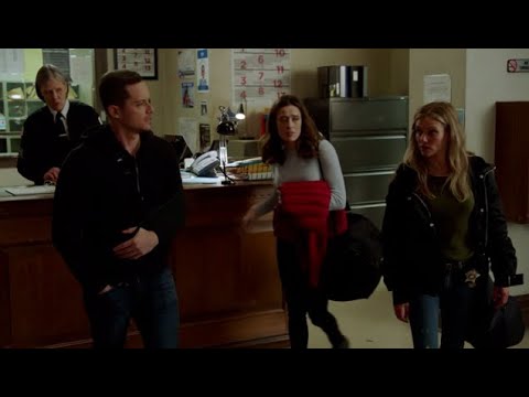 Hailey makes an awesome disarm and Jay wants details | Chicago P.D 7.11