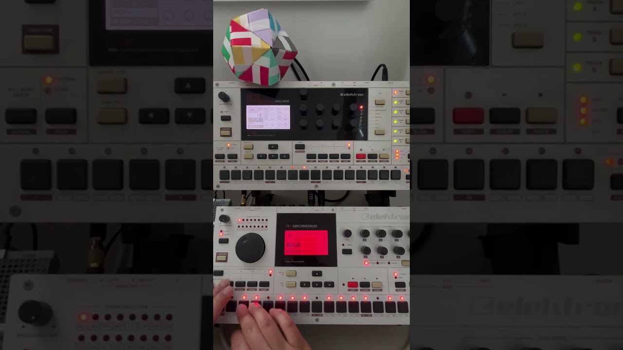 Simple Monomachine Computer Monomachine Plays 4 (Aphex Twin) - Monomachine - Elektronauts