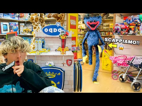 WE'RE STUCK IN A TOY STORE WITH HUGGY WUGGY! HELP!! *WE HAVE TO RUN*