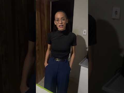 PASTOR MOSTRA CUSCUZ COM CHARQUE EM MACURURE - BA / OBRA MISSIONÁRIA NO SERTÃO DA BAHIA