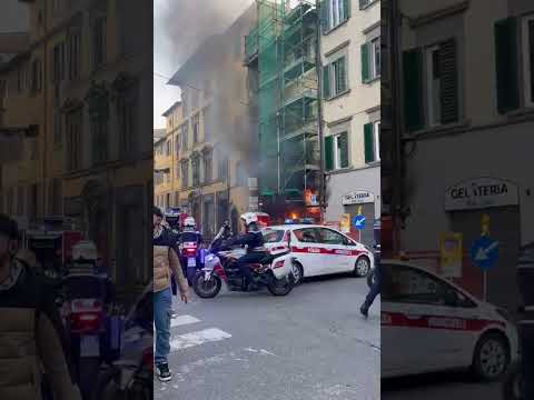 Incendio in via della Scala a Firenze - l'intervento dei vigili del fuoco