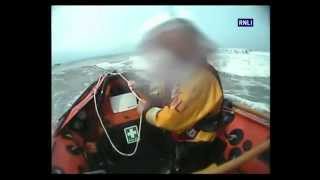 preview picture of video 'Porthcawl lifeboat crew brave waves to rescue man cut off by tide'