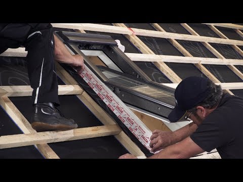 Verlegung von Dachbahnen an Wohnraumdachfenster
