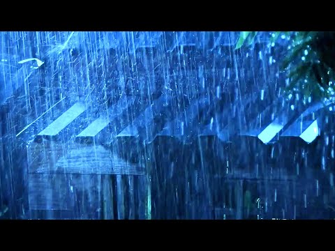 Potente Temporale e Pioggia Battente sul Tetto di Lamiera che Crea Perfetto Rumore Bianco