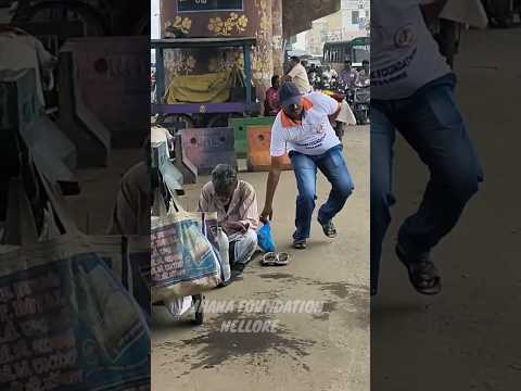 Giving Food To Poor People | Helping Poor People | Poor People Help Video | Helping Video #shorts
