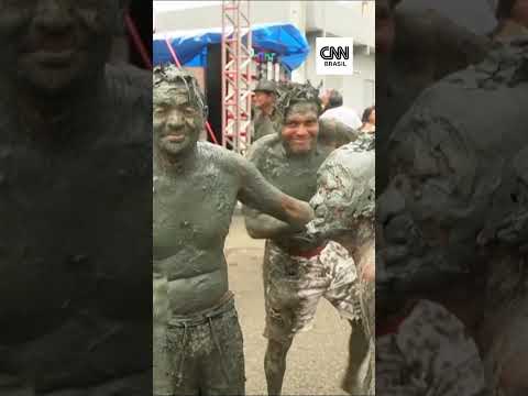 Foliões curtem Carnaval na lama durante festa em Curuçá, no Pará