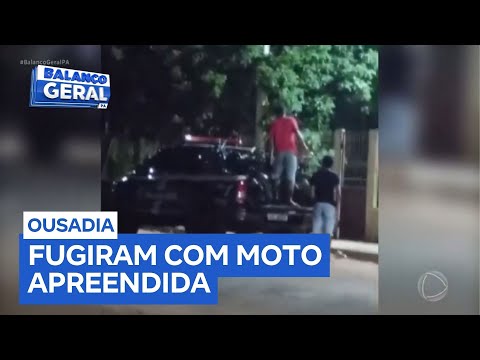 Jovens são flagrados retirando moto apreendida da caçamba de viatura policial