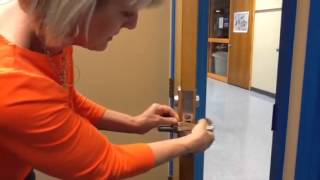 How to use a rubber band on the doors