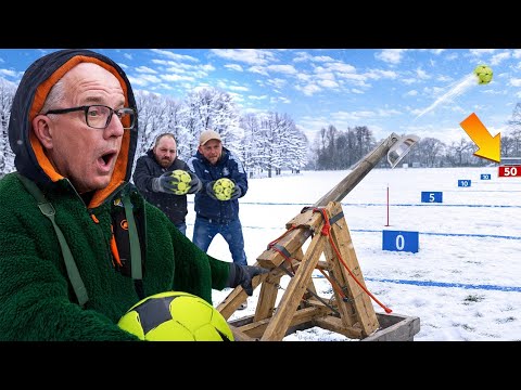Wir feuern mitˋm Katapult auf den Sportplatz - WER TRIFFT? I Udo & Wilke