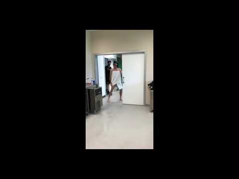 Joaquín en toalla bailando por Jennifer López