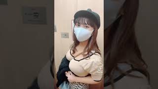 カバンの紐が谷間に食い込む