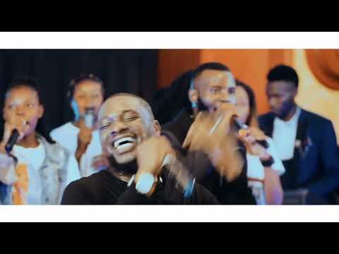 Collins (the Machine) live on stage -AFISOBOLOLA