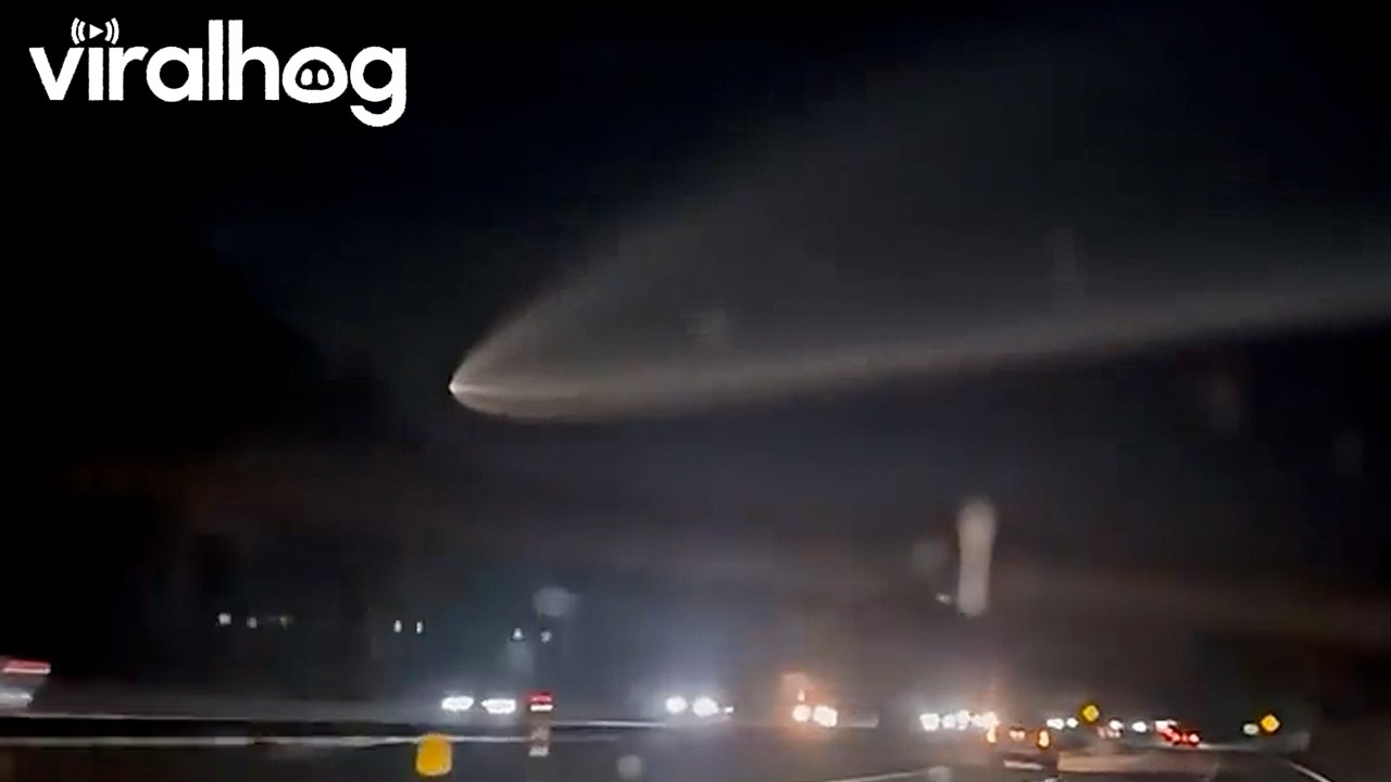 Apparent Rocket Launch Spotted Above North Carolina || ViralHog