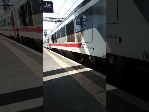 interciti  nella  stazione   di   lamezia   terme   centrale    inarrivo