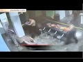 Заключенный раскидал больше десяти надзирателей в американской тюрьме Заключенный раскидал больше десяти надзирателей в американской тюрьме
