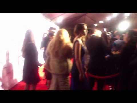 Jelena Mihailović izvodi numeru "Mito, bekrijo" na "Oskar" zabavi