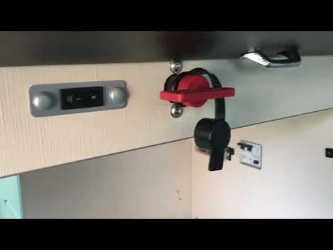 Ford Nugget - Wird geladen wenn der rote Hauptschalter ausgeschaltet ist