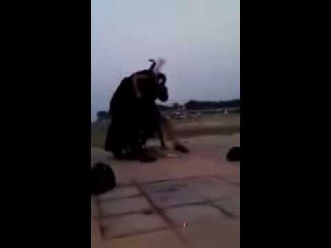 فتيات في جدة ينهلن بالضرب على شاب \"تحرش بهن\"
