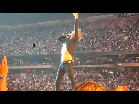 Mick Jagger surprises the fans in Amsterdam during Honky Tonk Women - The Rolling Stones 2022
