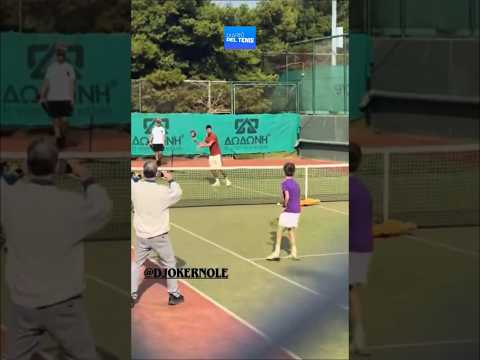 ¡Crack! Novak Djokovic 🇷🇸 juega tenis con su hijo Stefan