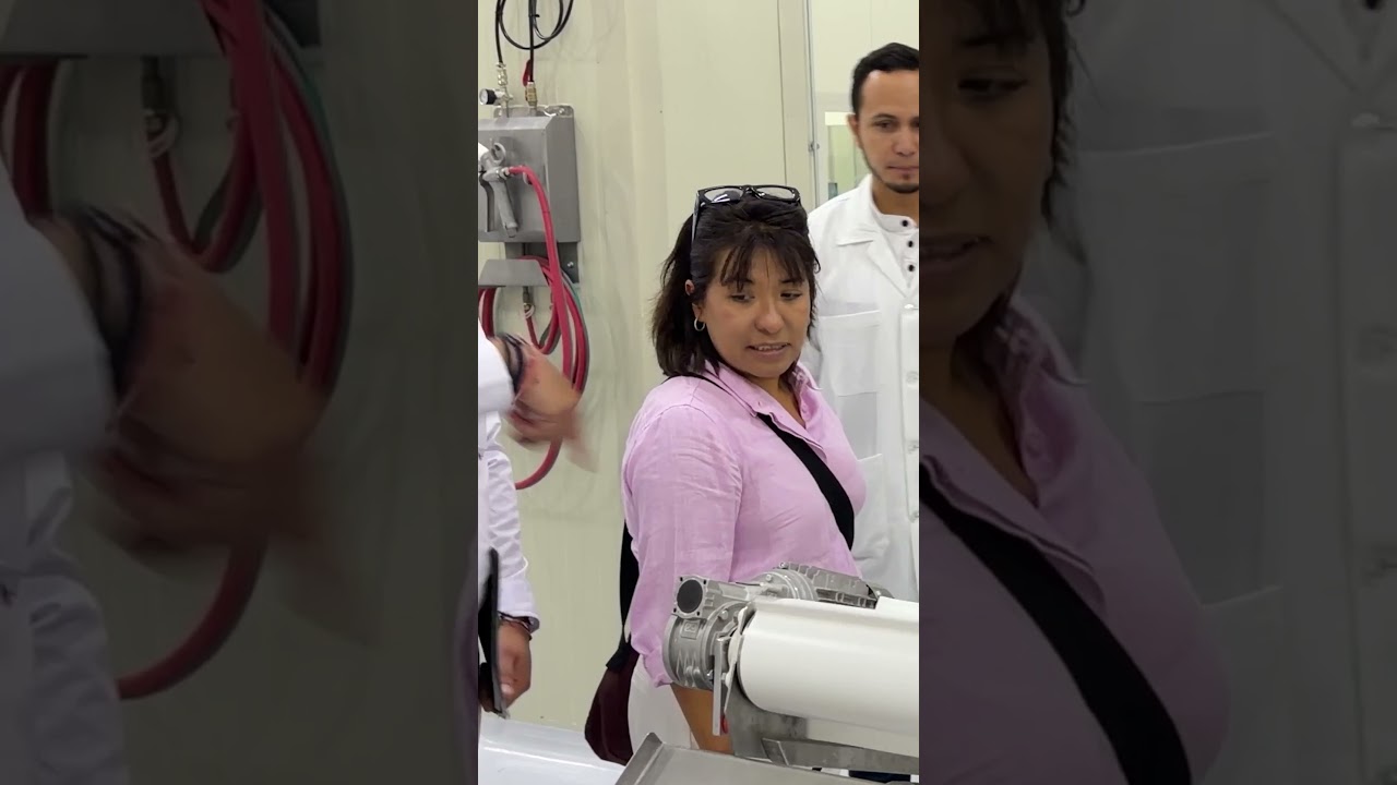 Recorrido de la secretaria de Agricultura Columba López por la planta pasteurizadora de Campeche