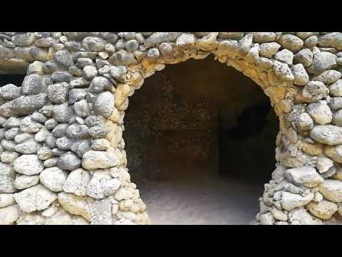 Ukryta plaża, wejście przez domek hobbita :)