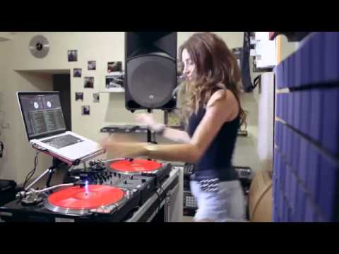 Juicy M showing how to mix 2