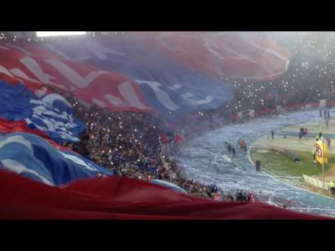 "Simplemente Los De Abajo. Salida y bandera gigante" Barra: Los de Abajo • Club: Universidad de Chile - La U