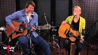 Kelly Willis &amp; Bruce Robison - &quot;Leavin&#39; &quot; (Live at WFUV)