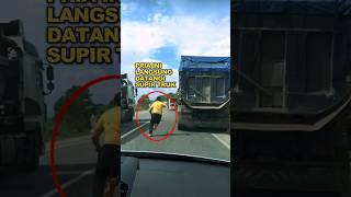 Download lagu Truck driver helps in traffic jam mp3