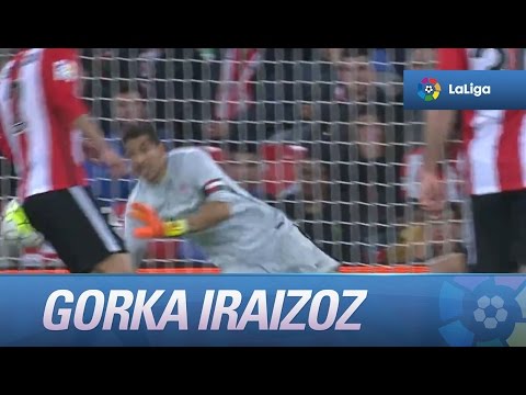 Paradón de Gorka al despejar un remate de Carrasco